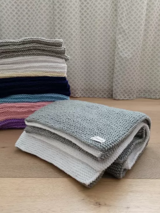 Handgestrickte Wolldecke aus 100% Polyacryl (individuelle Farben & Grössen)